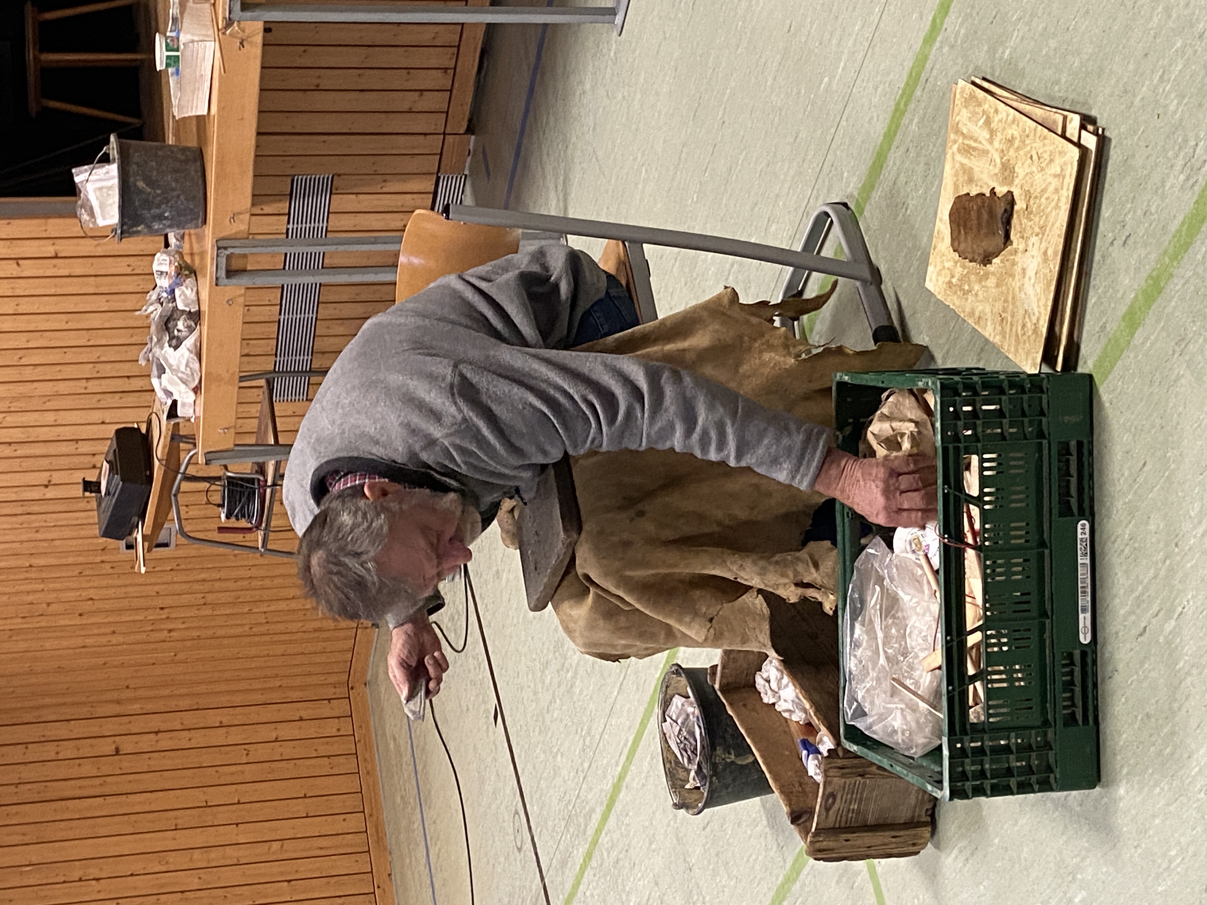 Besuch des Steinzeitexperten an der Schule